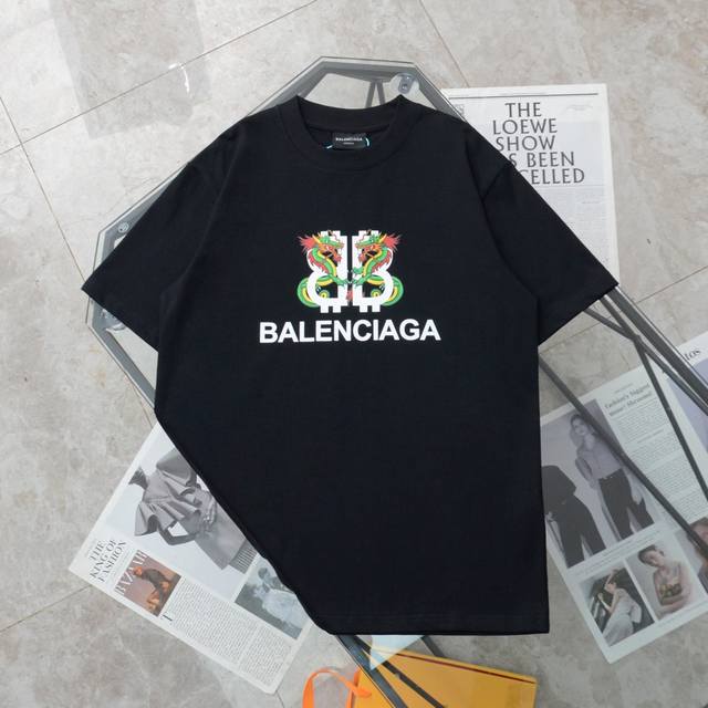 纯原臻品 顶级复刻 Balenciaga 巴黎世家24新款限定龙年双b印花男女情侣短袖t恤 - 款号 B29 - 颜色 黑色 灰色 白色 - 购入原版开模打造